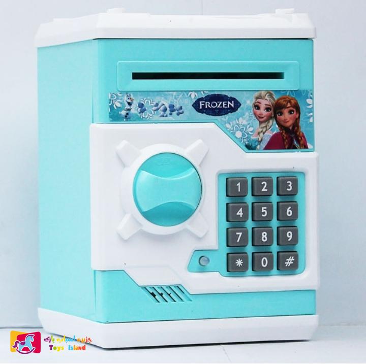 گاو صندوق رمز دار اسباب بازی مدل کیتی ( قلک رمزدار )  قلک موزیکال رمزدار اسباب بازی کیتی مناسب برای سرگرم کردن فرزندان و آموزش پس انداز و امور مالی به فرزند است. قلک رمزدار، گاوصندوق کوچک و اختصاصی است که به فرزندان امکان میدهد تا پول های خود را پس انداز کرده و در صورت نیاز از آن برداشت نماید. امکان تغییر رمز قلک به فرزند کمک میکند که اعداد را به طور غیرمستقیم بیاموزد. به یادسپردن رمز قلک هم به آنها، اهمیت به خاطرسپردن و یا یادداشت موضوعات مهم را می آموزد. لازم به ذکر است که برای راه اندازی این قلک نیاز به سه عدد باطری قلمی (AA) داریم.رمز کارخانه 0000 میباشد و دستور تغییر رمز در داخل صندوق موجود است. گاو صندوق رمز دار اسباب بازی مدل کیتی ( قلک رمزدار ) قلک موزیکال رمزدار اسباب بازی کیتی مناسب برای سرگرم کردن فرزندان و آموزش پس انداز و امور مالی به فرزند است. قلک رمزدار، گاوصندوق کوچک و اختصاصی است که به فرزندان امکان میدهد تا پول های خود را پس انداز کرده و در صورت نیاز از آن برداشت نماید. امکان تغییر رمز قلک به فرزند کمک میکند که اعداد را به طور غیرمستقیم بیاموزد. به یادسپردن رمز قلک هم به آنها، اهمیت به خاطرسپردن و یا یادداشت موضوعات مهم را می آموزد. لازم به ذکر است که برای راه اندازی این قلک نیاز به سه عدد باطری قلمی (AA) داریم.رمز کارخانه 0000 میباشد و دستور تغییر رمز در داخل صندوق موجود است.